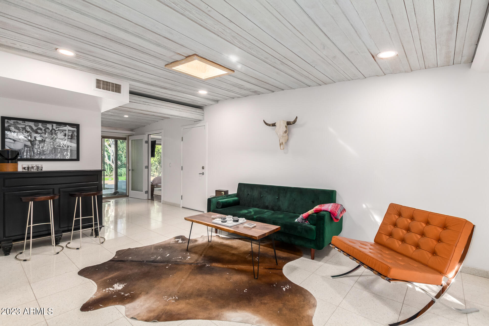 5018 North 71st Place Paradise Valley, AZ 85253 - Photo 9 of 22 a living room with furniture chess board and a rug