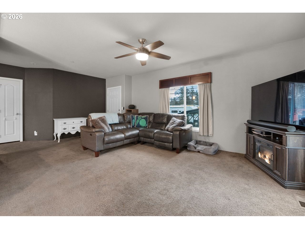 91474 Railroad Road Warrenton, OR 97146 - Photo 7 of 29 Living Room/Entrance