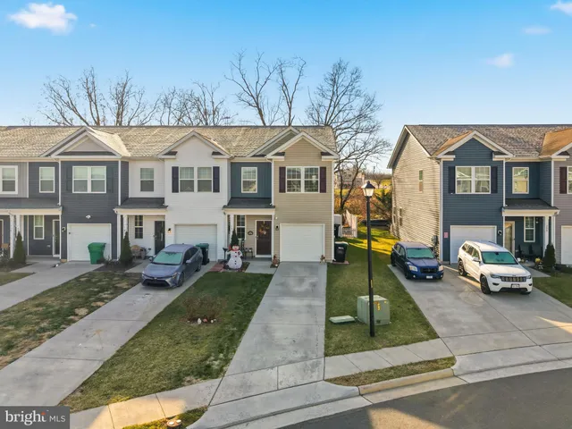 a view of a yard in front of a house