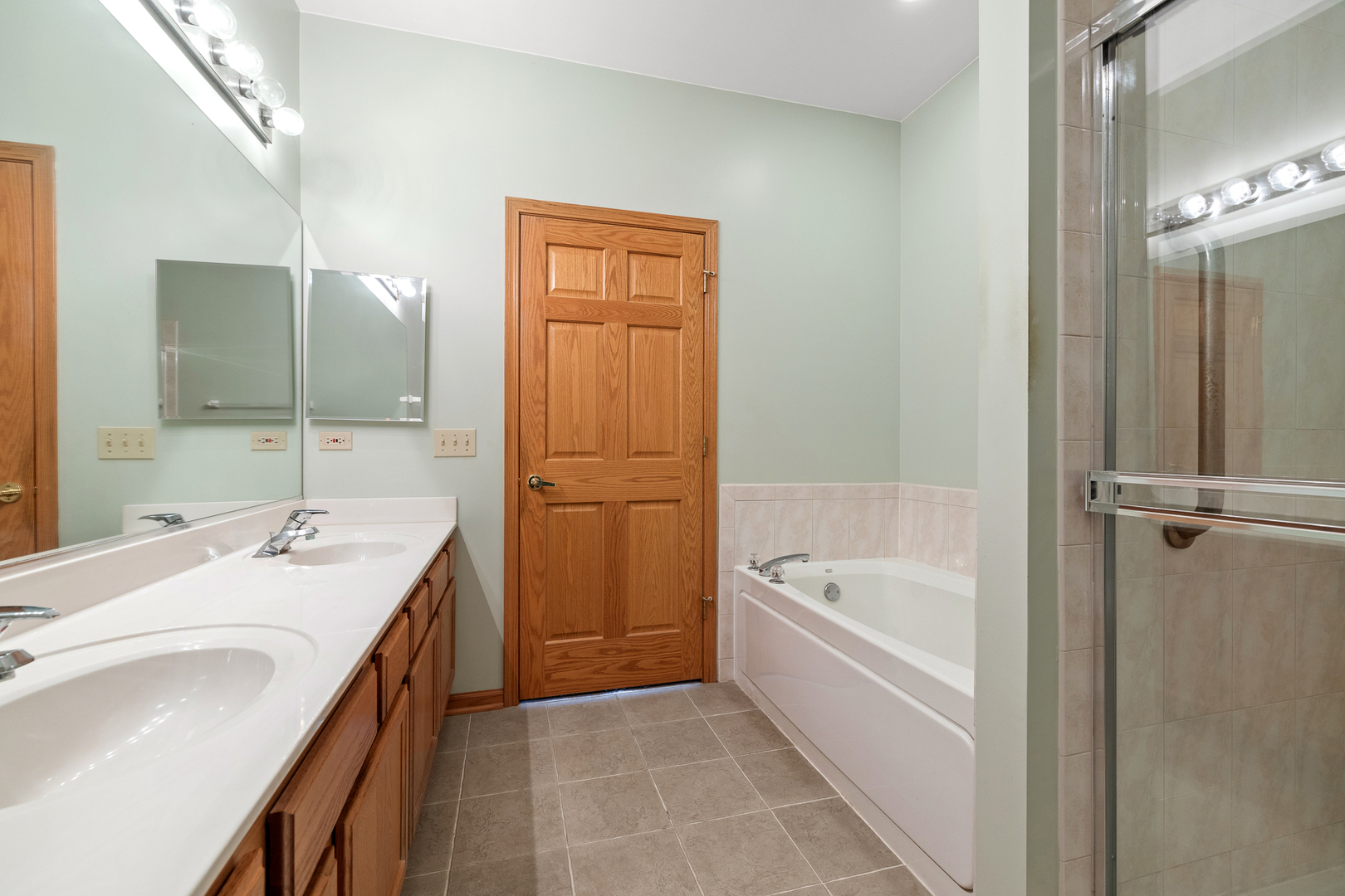 631 Saugatuk Circle Romeoville, IL 60446 - Photo 13 of 22 a bathroom with a tub sink and mirror