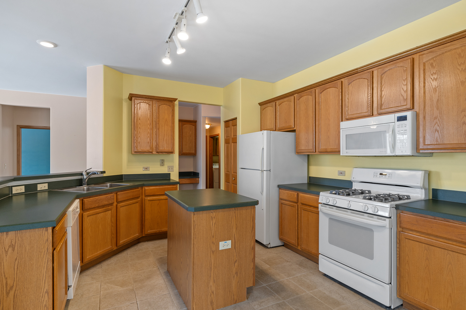 631 Saugatuk Circle Romeoville, IL 60446 - Photo 5 of 22 a kitchen with stainless steel appliances granite countertop a stove refrigerator and cabinets