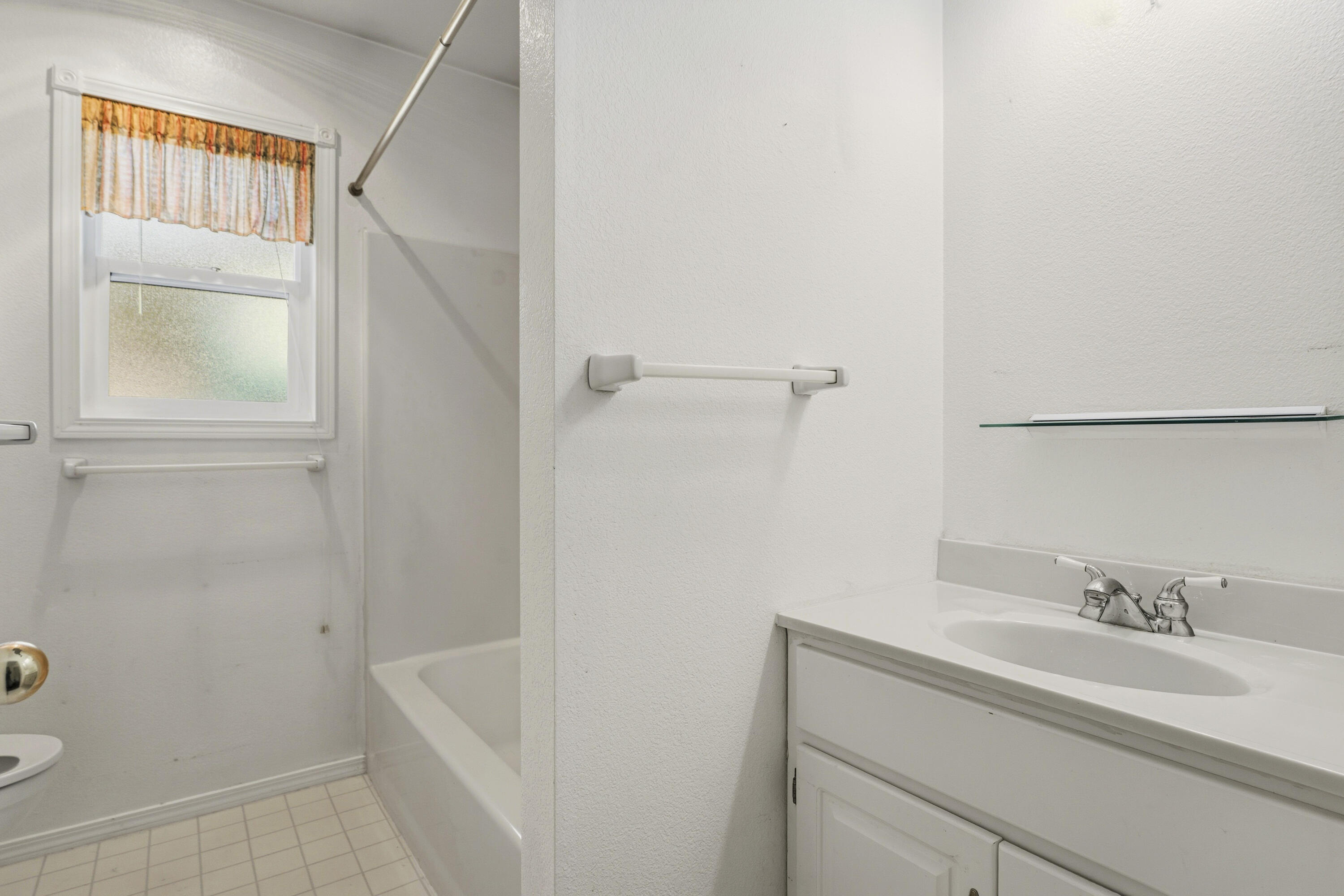 55885 Osprey Road Bend, OR 97707 - Photo 20 of 58 Main shared bathroom with bathtub.