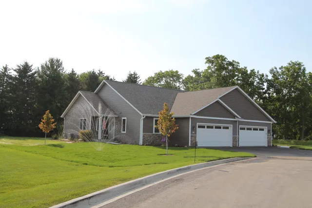 $442,900 | 310 North Trailview Court, Waterford, WI 53185