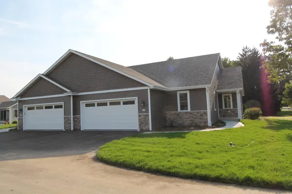 $442,900 | 310 North Trailview Court, Waterford, WI 53185