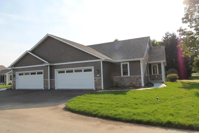 $442,900 | 310 North Trailview Court, Waterford, WI 53185