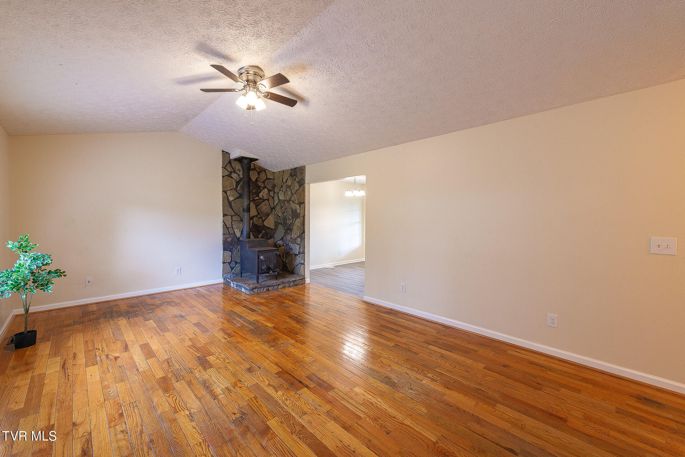1921 Orleans Road Kingsport, TN 37665 - Photo 6 of 70 Living Room