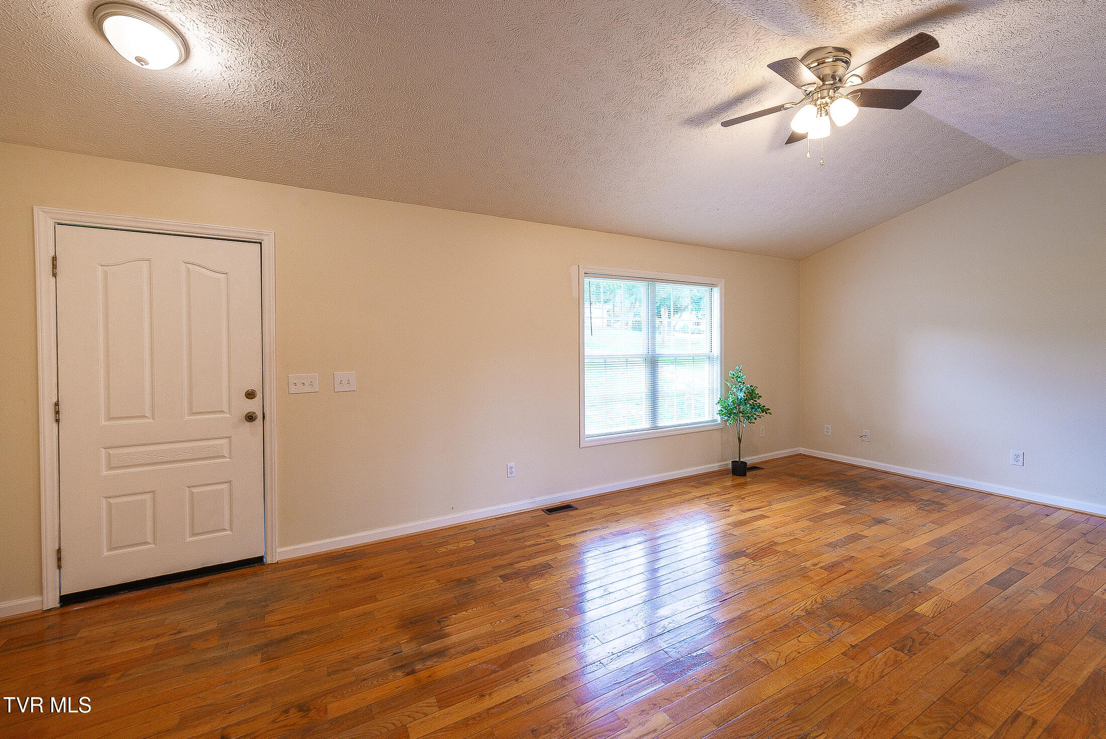1921 Orleans Road Kingsport, TN 37665 - Photo 8 of 70 Living Room
