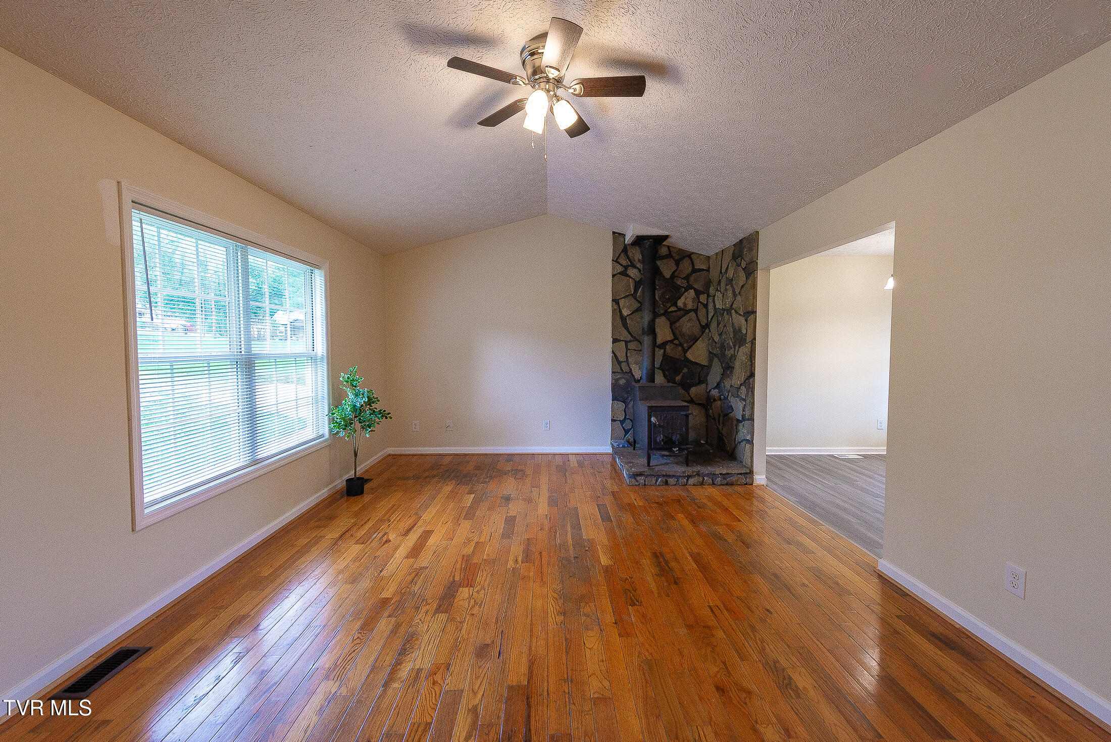 1921 Orleans Road Kingsport, TN 37665 - Photo 9 of 70 Living Room