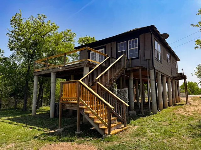 a view of a house with backyard and deck