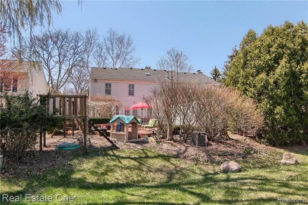 36225 Fredericksburg Road Farmington Hills, MI 48331 - Photo 5 of 30