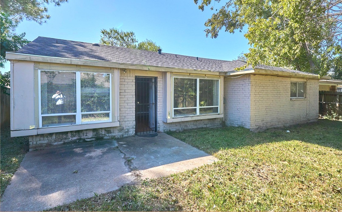 15829 Ridgeroe Lane Houston, TX 77053 - Photo 14 of 15 front view of a house with a garden
