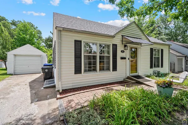 $202,900 | 916 Southwest Anderson Terrace, Topeka, KS 66606