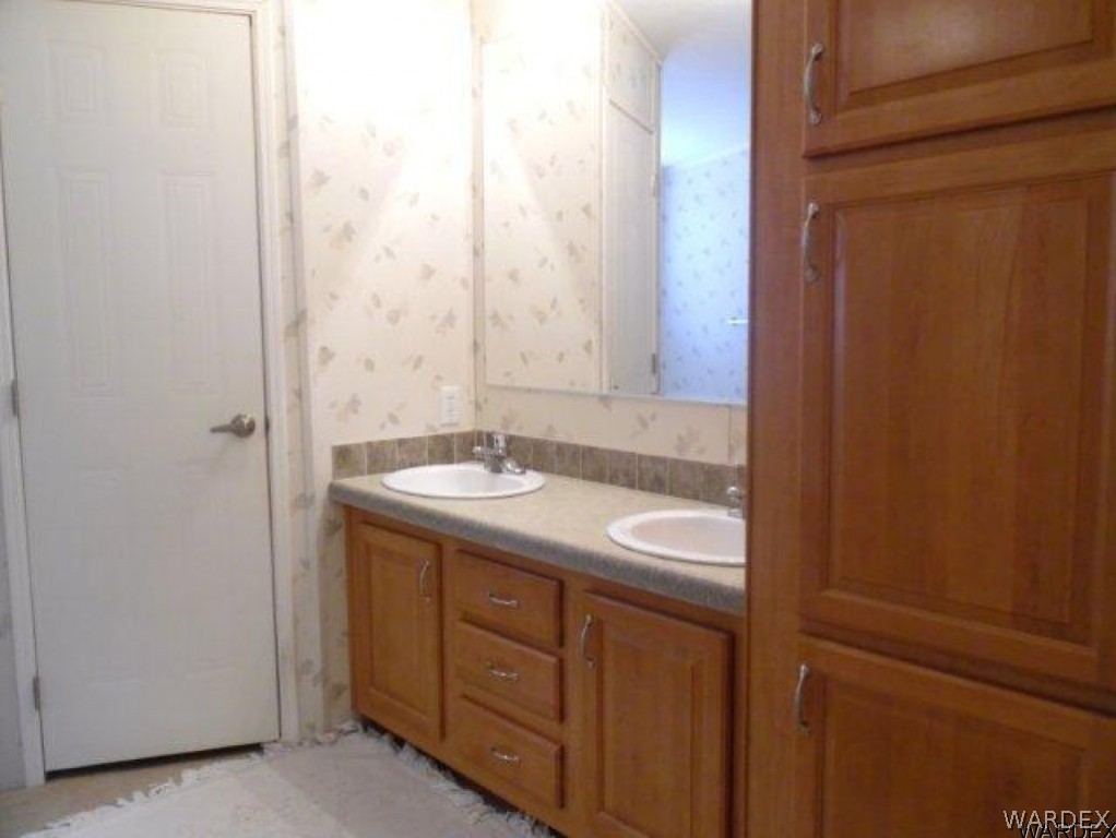 3645 Glen Canyon Road Golden Valley, AZ 86413 - Photo 11 of 22 Master Dual Vanity