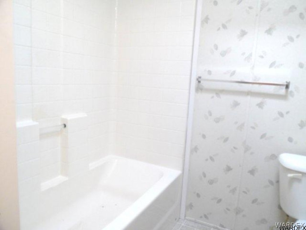 3645 Glen Canyon Road Golden Valley, AZ 86413 - Photo 17 of 22 Guest Bathroom