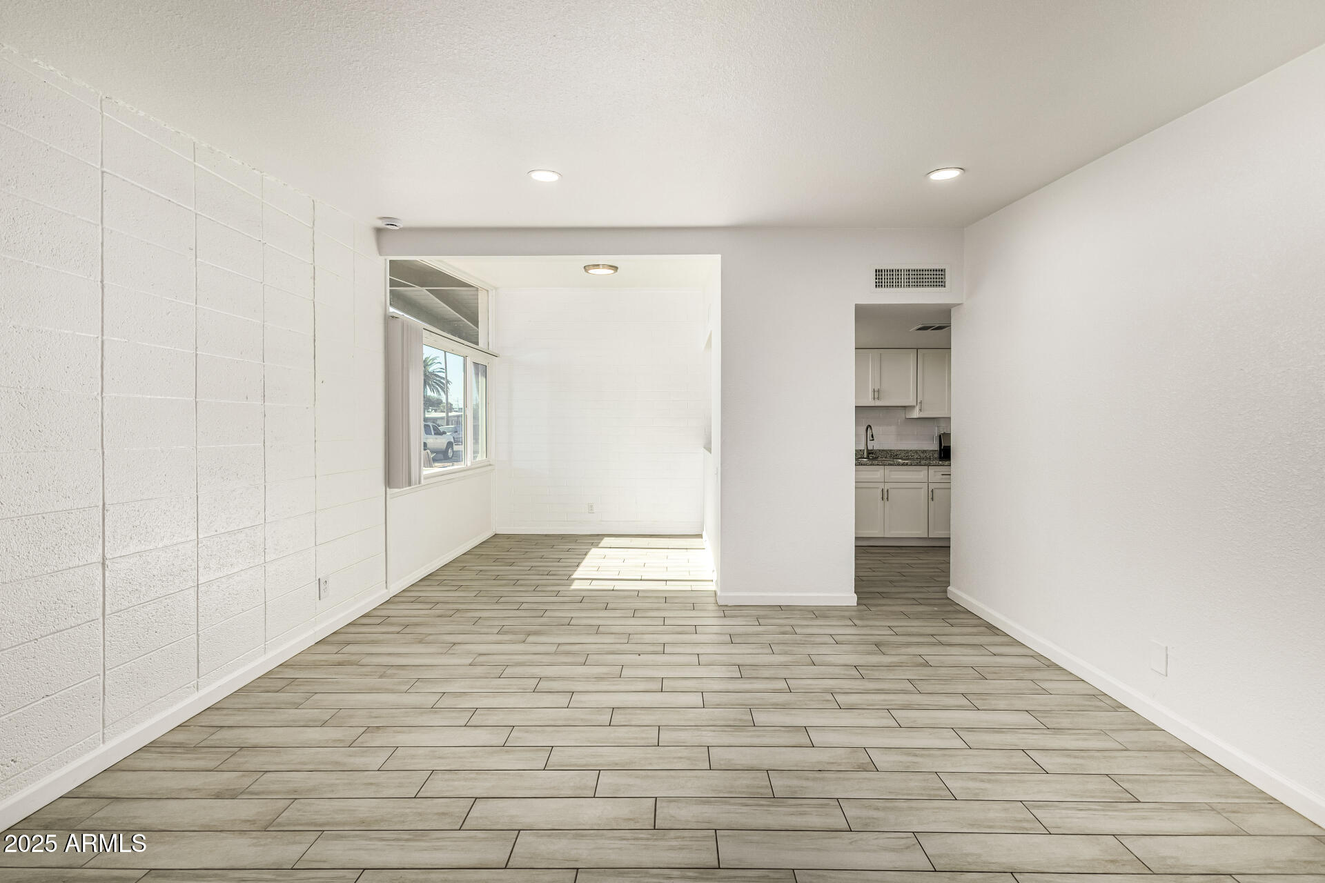 6708 East Cheery Lynn Road, Unit B Scottsdale, AZ 85251 - Photo 11 of 35 a view of an empty room and window