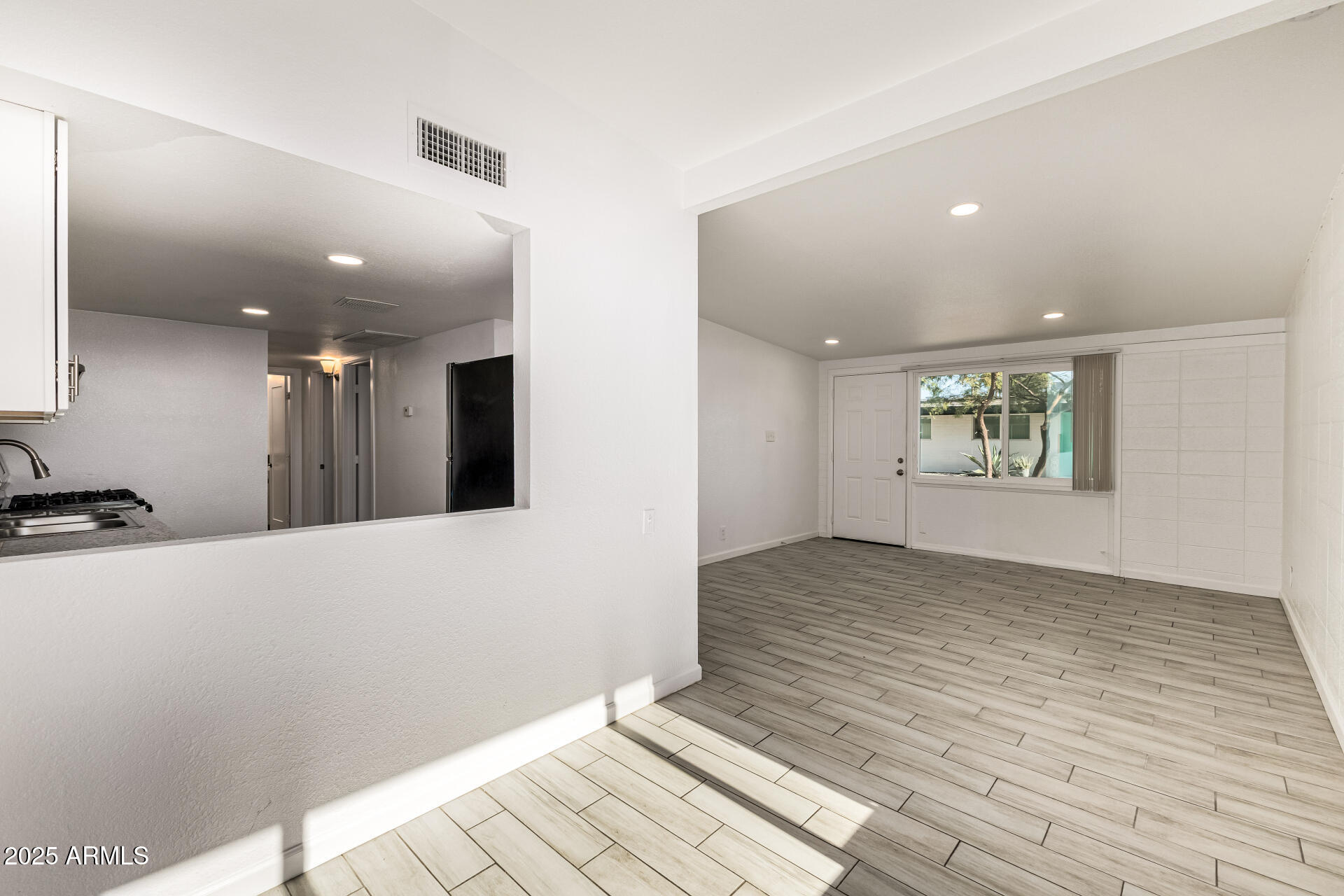 6708 East Cheery Lynn Road, Unit B Scottsdale, AZ 85251 - Photo 15 of 35 a view of an empty room and a window