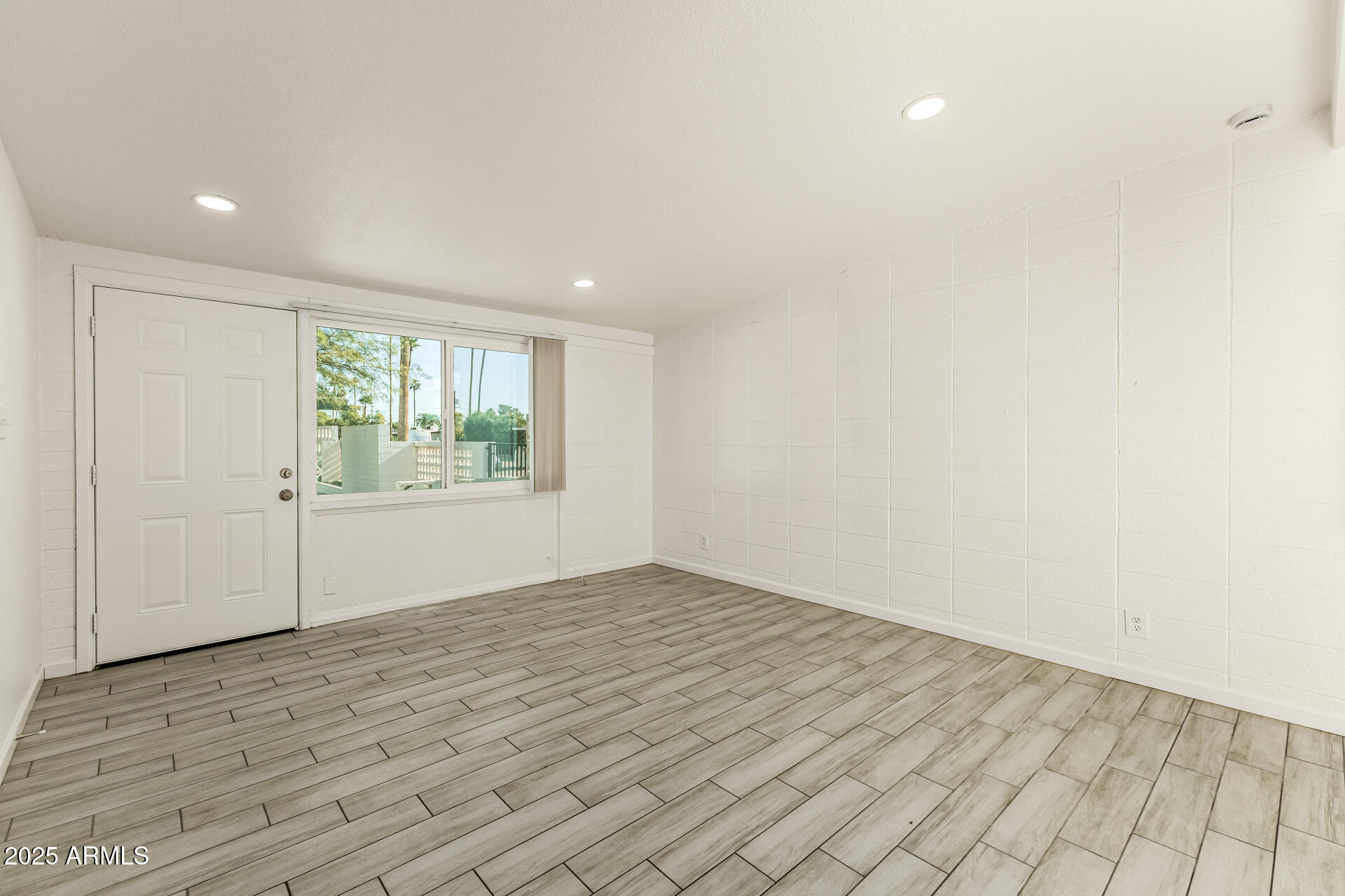 6708 East Cheery Lynn Road, Unit B Scottsdale, AZ 85251 - Photo 8 of 35 an empty room with windows