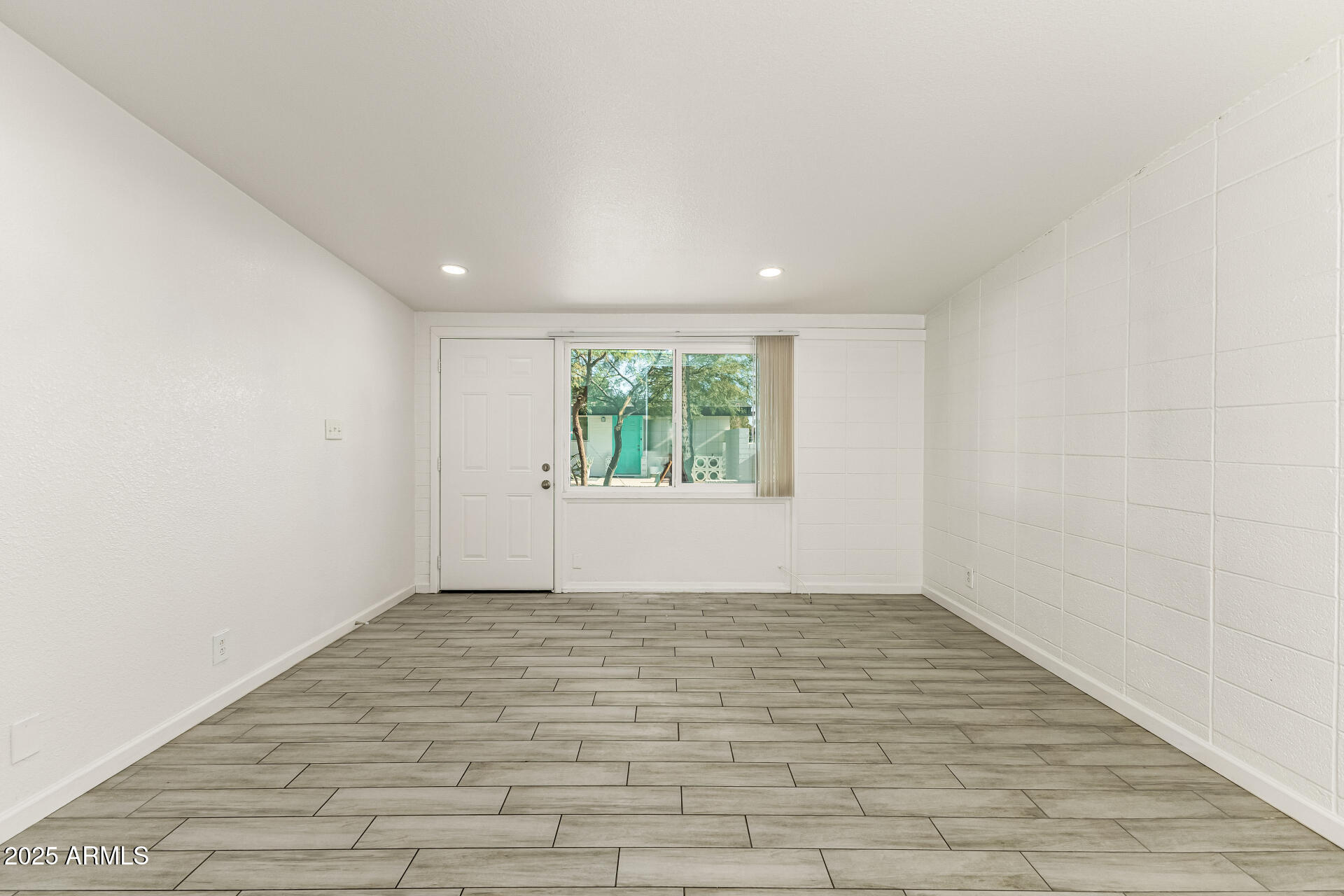 6708 East Cheery Lynn Road, Unit B Scottsdale, AZ 85251 - Photo 10 of 35 an empty room with windows