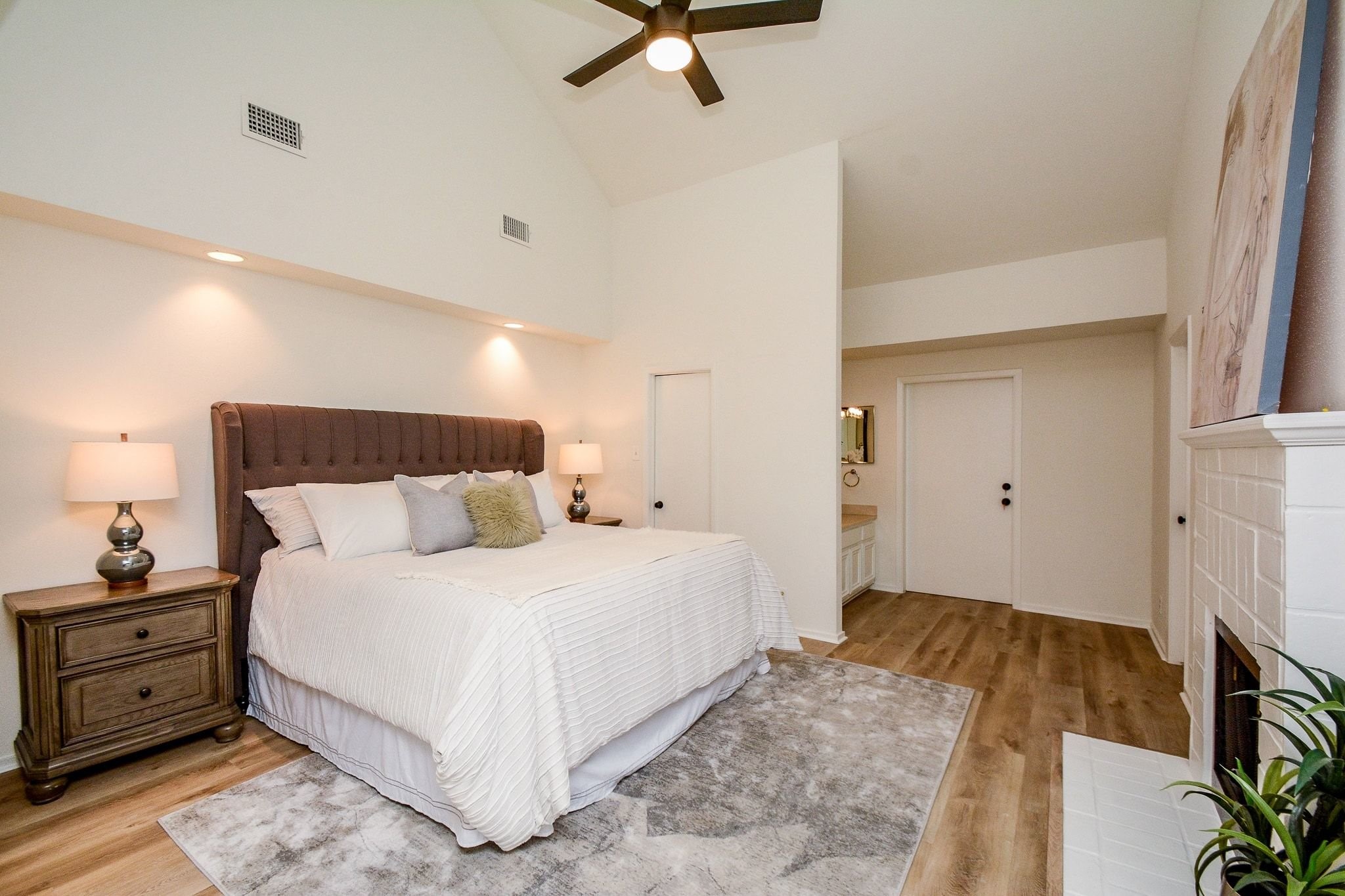 820 Harold Street Houston, TX 77006 - Photo 17 of 33 The oversized primary suite features soaring vaulted ceilings, a ceiling fan, recessed lighting, a walk-in closet, and direct access to the en suite bath.