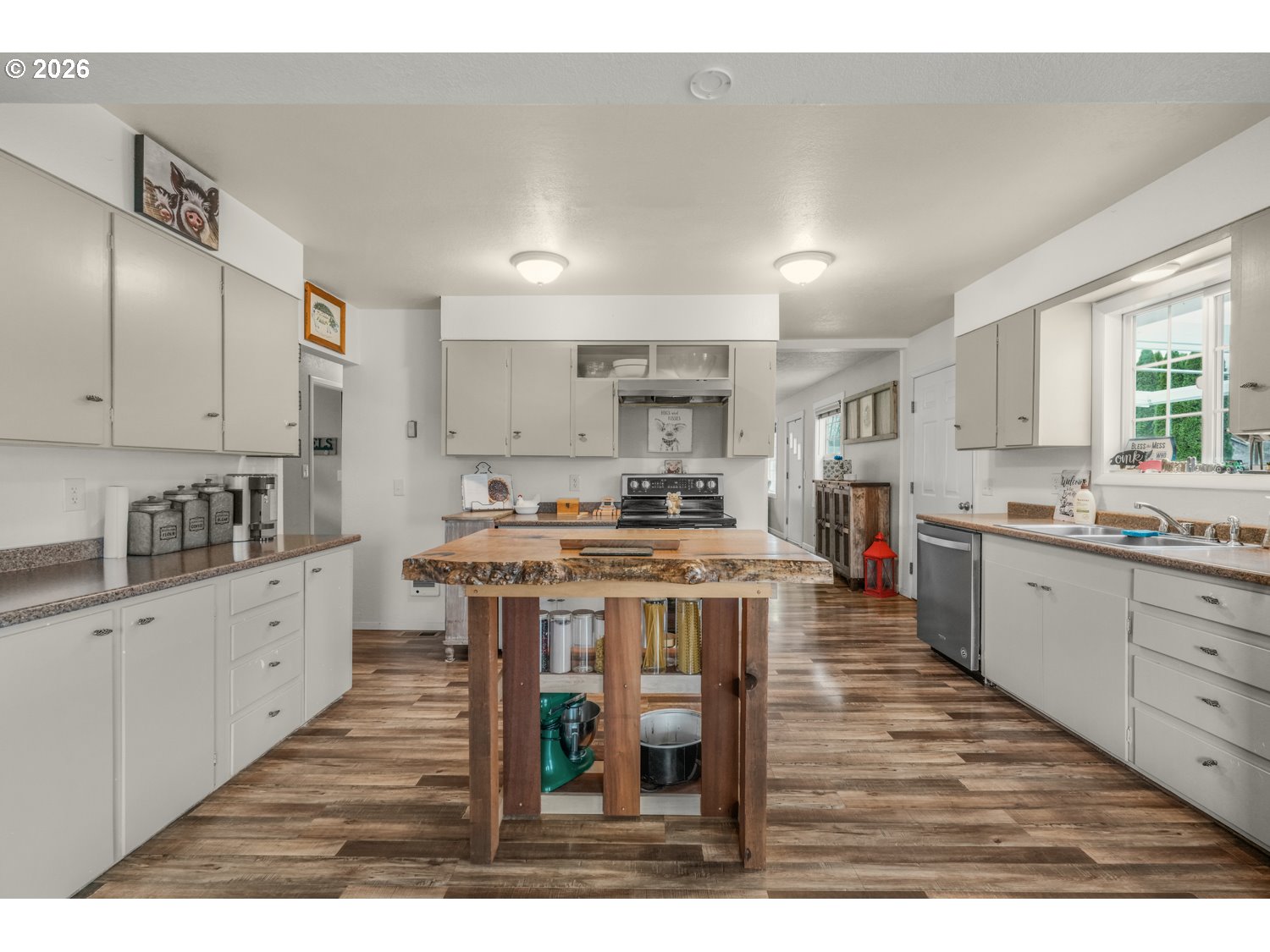 156 Damron Road Mossyrock, WA 98564 - Photo 12 of 34 a kitchen with kitchen island granite countertop a sink and cabinets