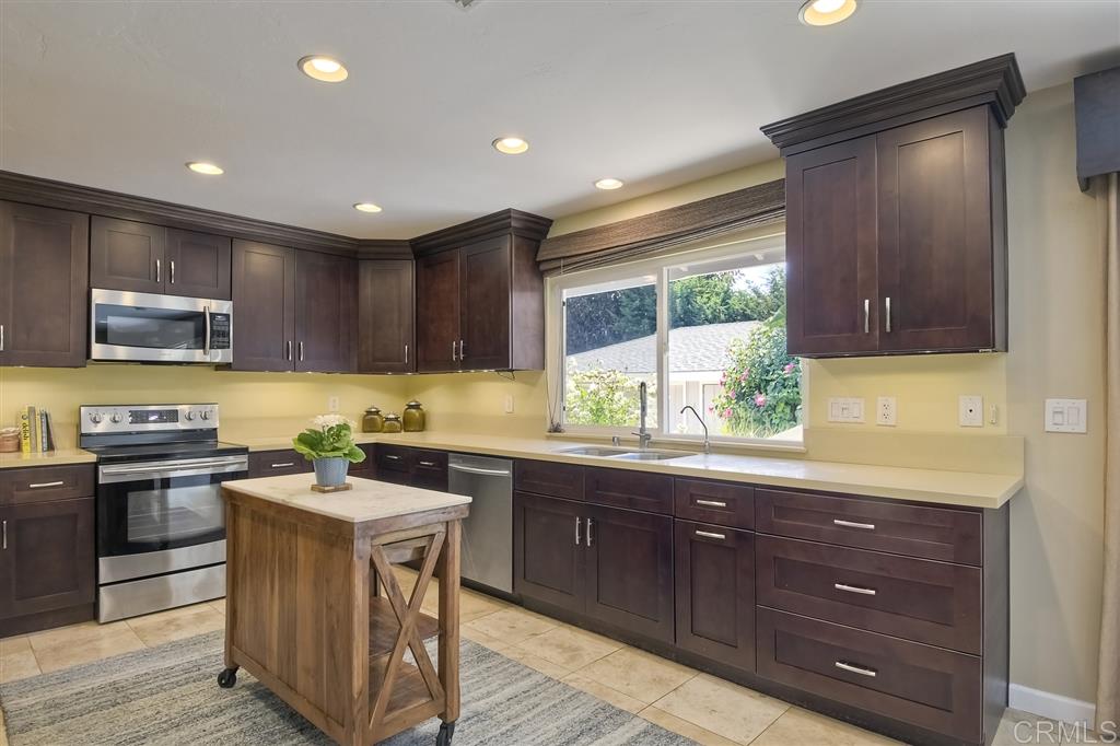 1636 Burgundy Road Encinitas, CA 92024 - Photo 8 of 25