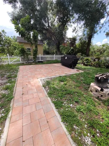 a view of a backyard