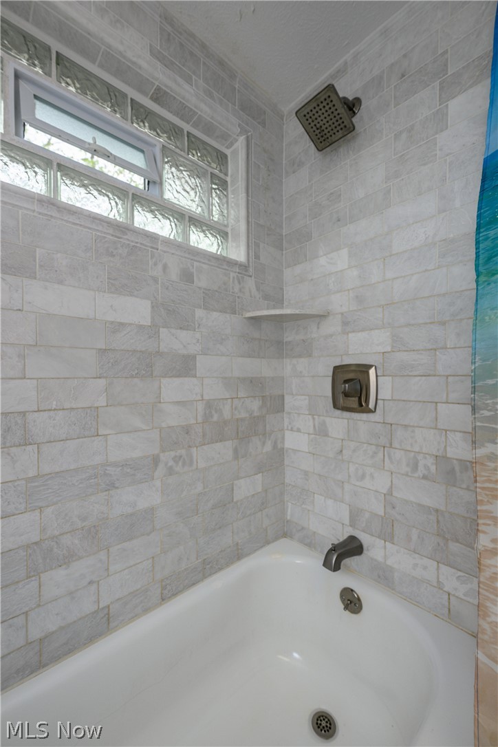 3055 Polly Road Ravenna, OH 44266 - Photo 18 of 25 Bathroom featuring tiled shower / bath