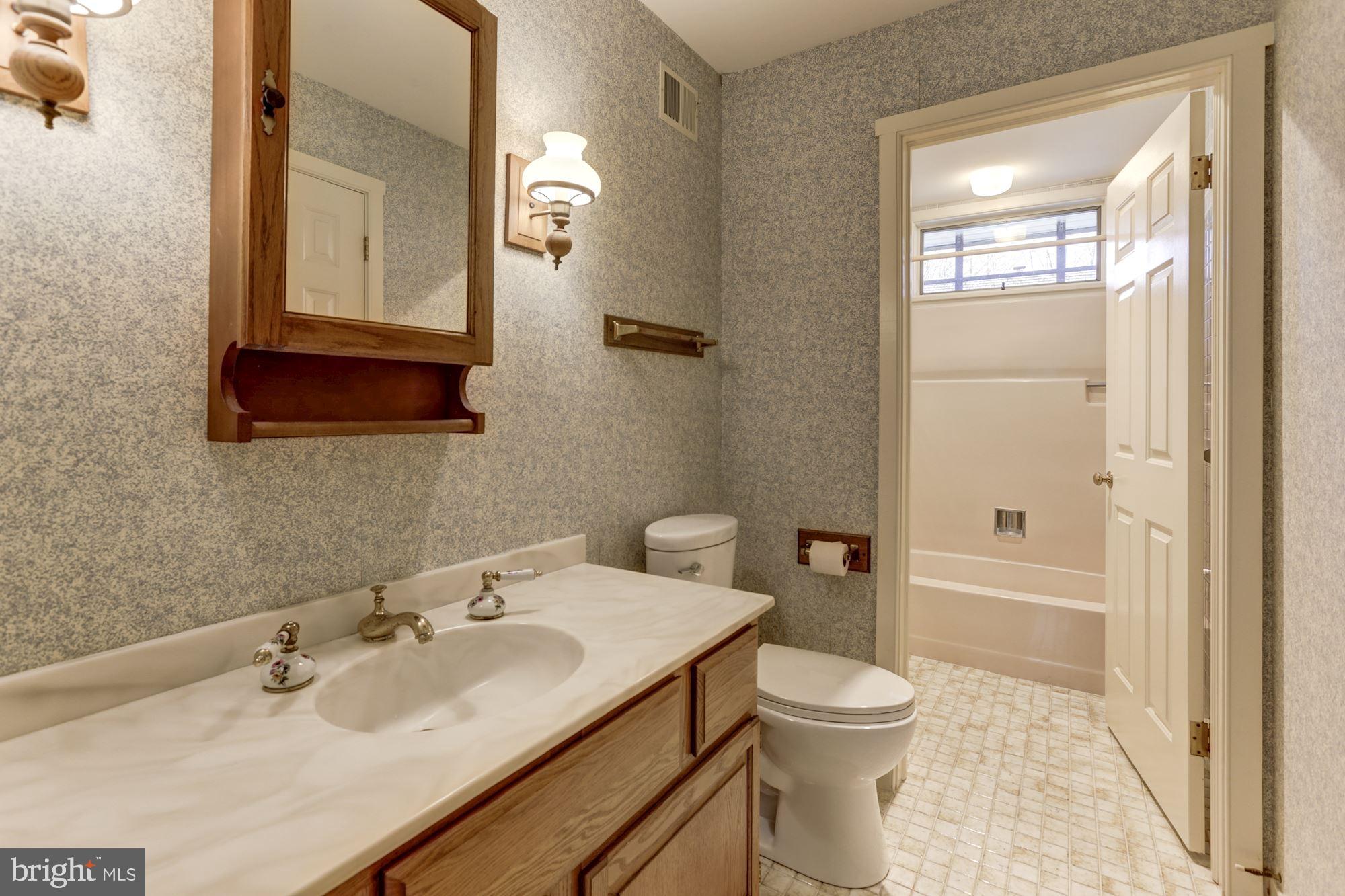 10187 Cliff Mills Road Marshall, VA 20115 - Photo 20 of 46 Second main floor full bath