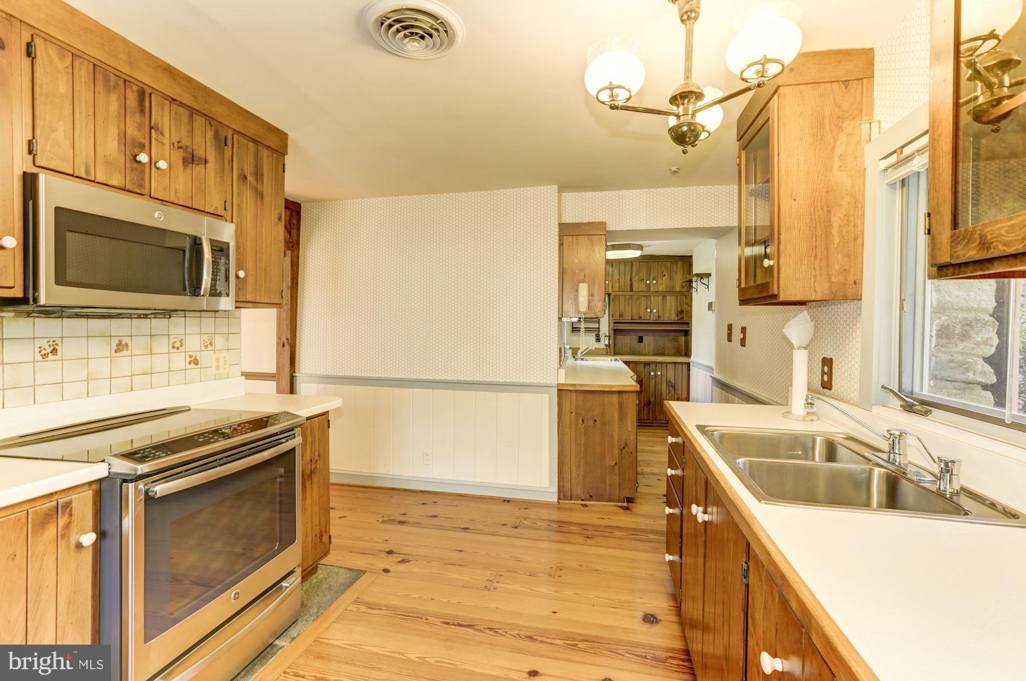 10187 Cliff Mills Road Marshall, VA 20115 - Photo 26 of 46 Butlers pantry off of kitchen