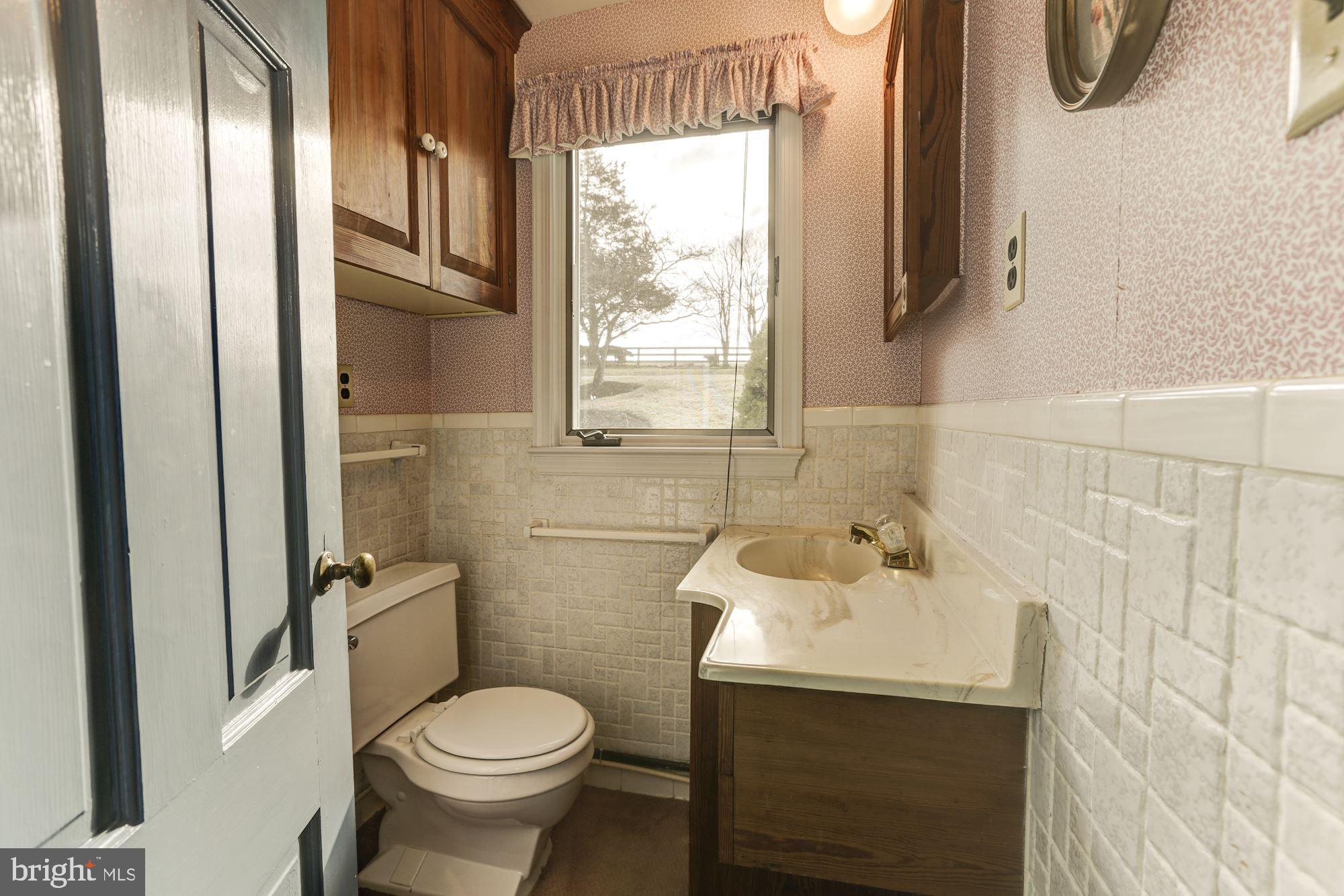 10187 Cliff Mills Road Marshall, VA 20115 - Photo 27 of 46 Main floor powder room