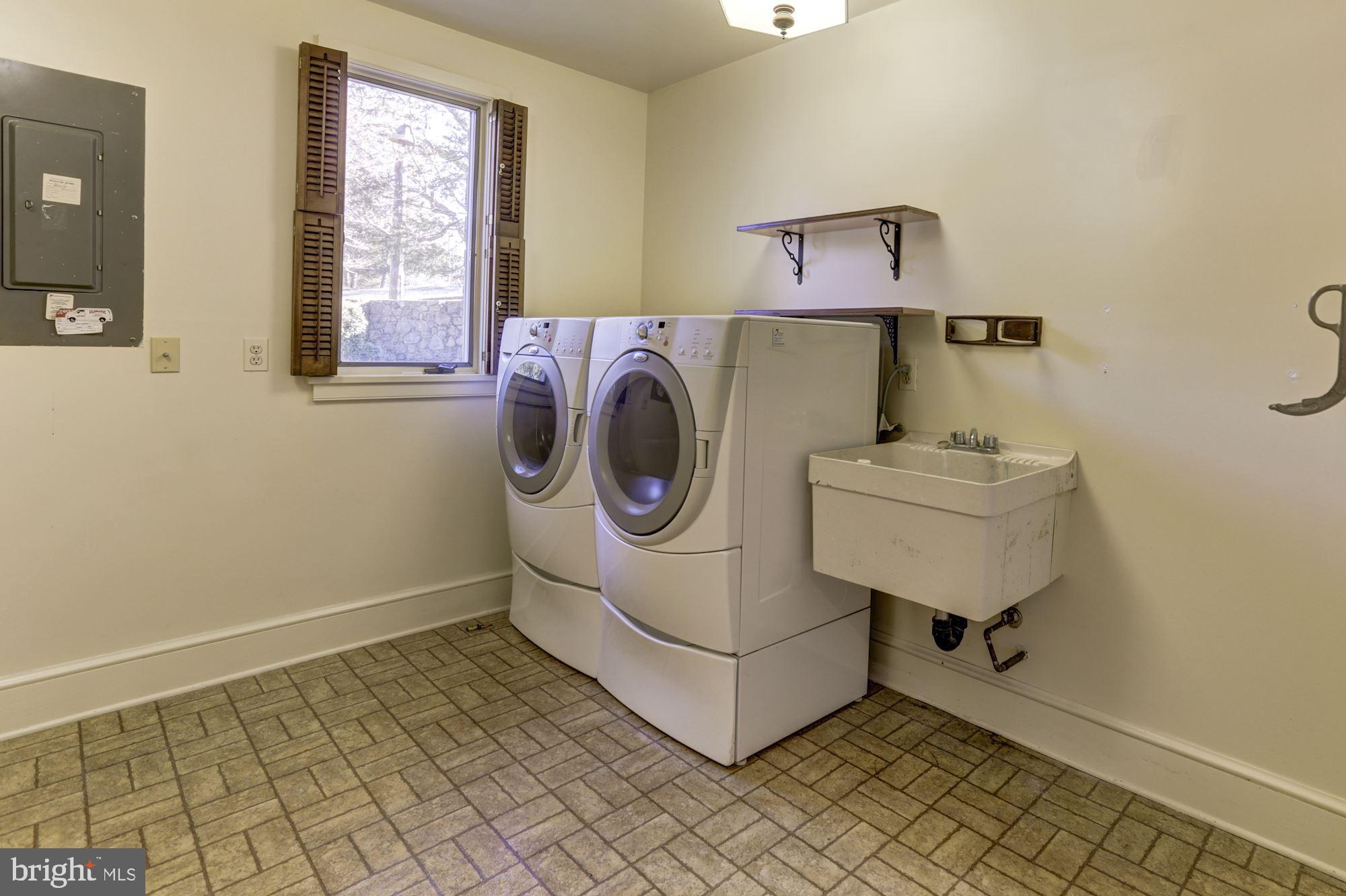 10187 Cliff Mills Road Marshall, VA 20115 - Photo 32 of 46 Main floor washer/dryer