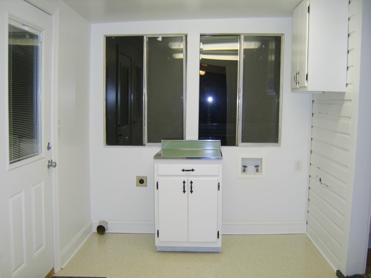 3962 Pitzer Road Roanoke, VA 24014 - Photo 7 of 10 Laundry & mud room