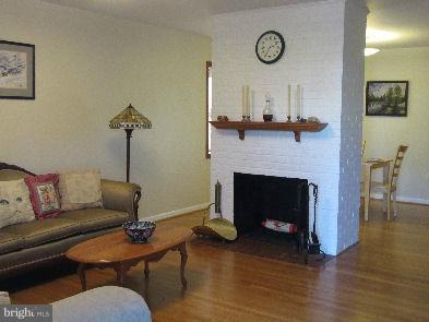 3908 Braddock Road Alexandria, VA 22312 - Photo 3 of 16 Living Room