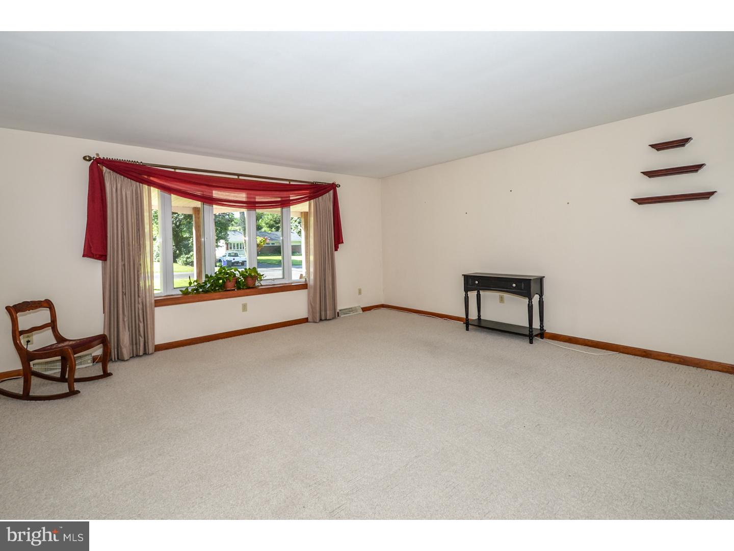 142 Valley Road Warrington, PA 18976 - Photo 4 of 25 Living Room