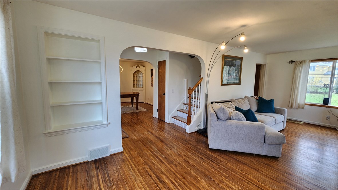 361 Barry Road Irondequoit, NY 14617 - Photo 4 of 38