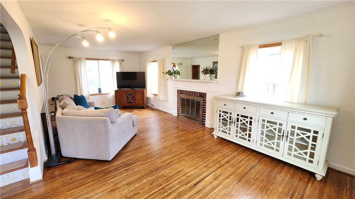 361 Barry Road Irondequoit, NY 14617 - Photo 5 of 38