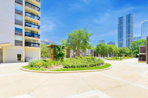 $285,000 | 1355 North Sandburg Terrace, Unit 2904, Chicago, IL 60610