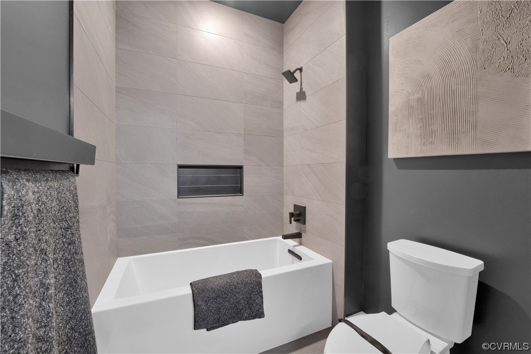 3501 Ormiston Grove Circle Henrico, VA 23233 - Photo 17 of 48 a bathroom with a sink and bathtub