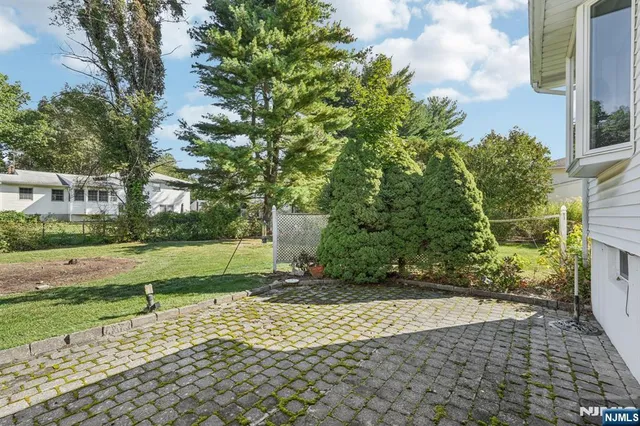 a view of a house with backyard and garden
