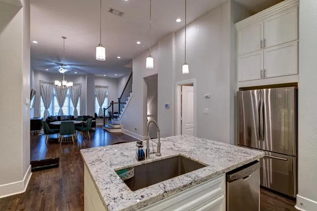 $2,850 | 2020 McGowen Street, Unit M, Houston, TX 77004