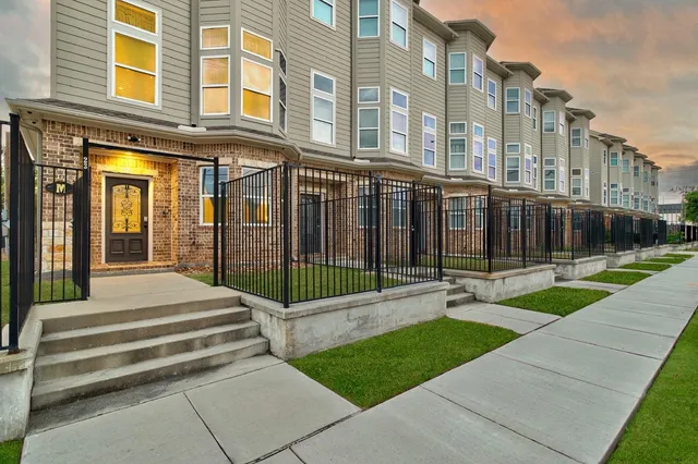 $2,850 | 2020 McGowen Street, Unit M, Houston, TX 77004