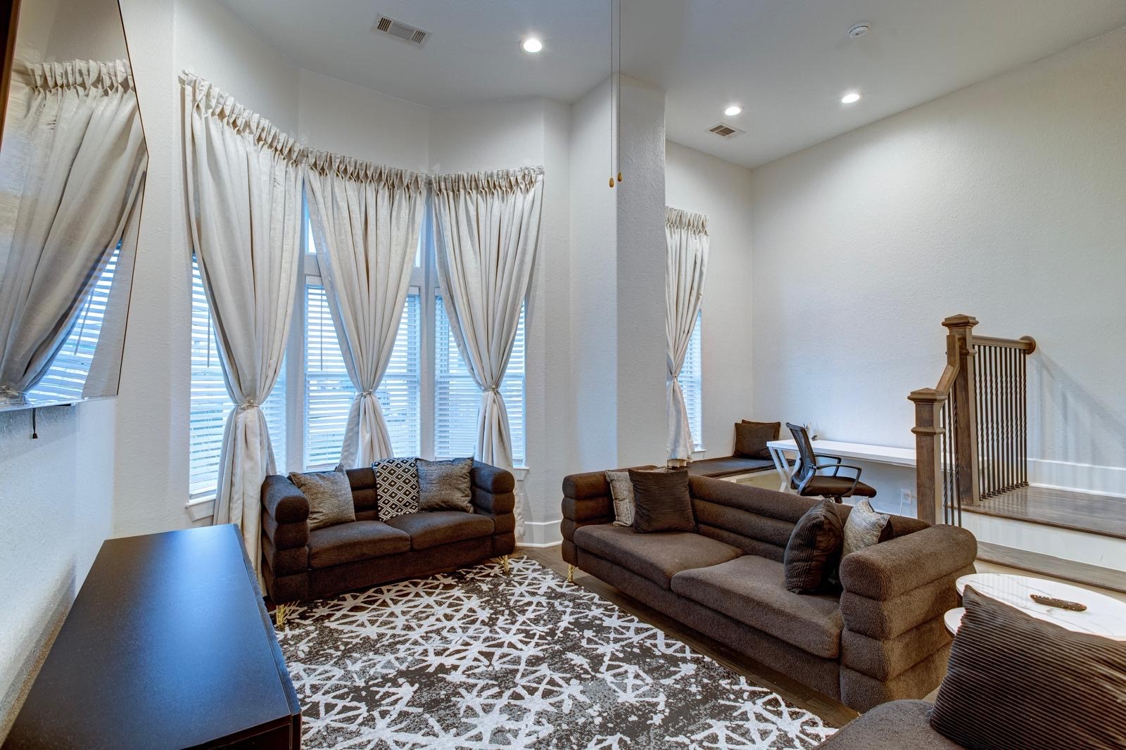 2020 McGowen Street, Unit M Houston, TX 77004 - Photo 7 of 29 spacious living room with High Ceilings (2nd floor)