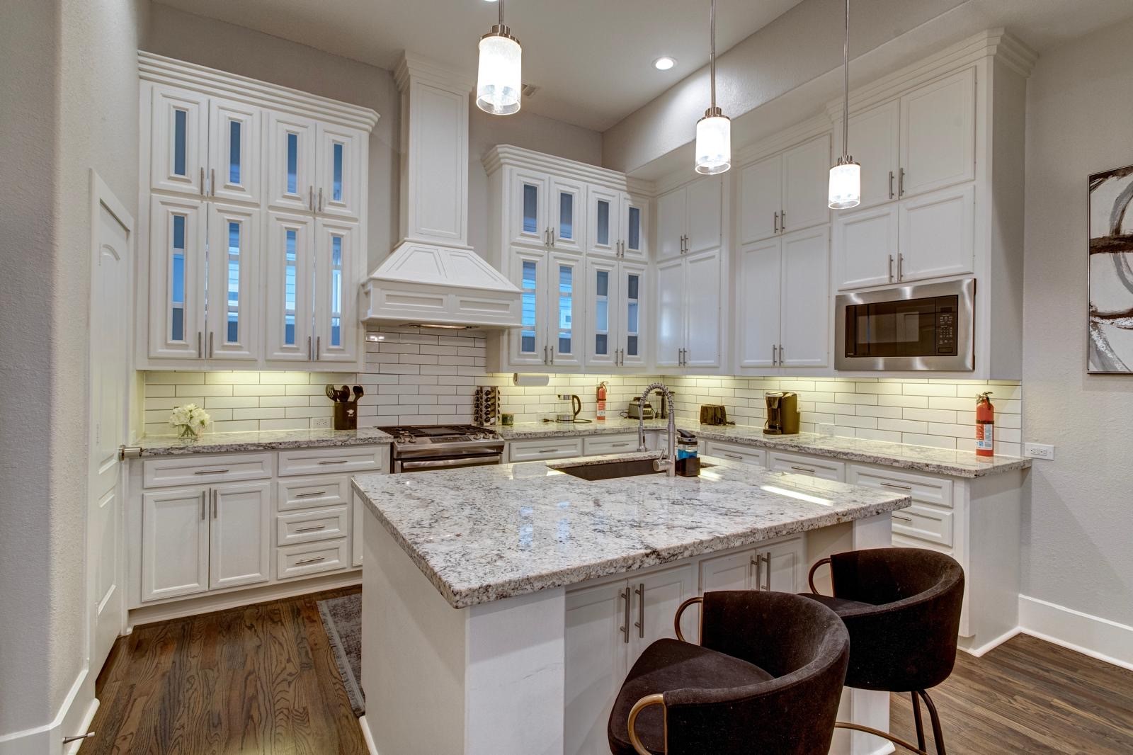 2020 McGowen Street, Unit M Houston, TX 77004 - Photo 10 of 29 Beautiful white kitchen with quartz countertop! Gas Range (2nd floor)