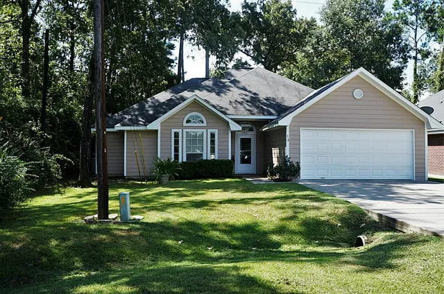 $229,900 | 215 Bridgeview Drive, Onalaska, TX 77360