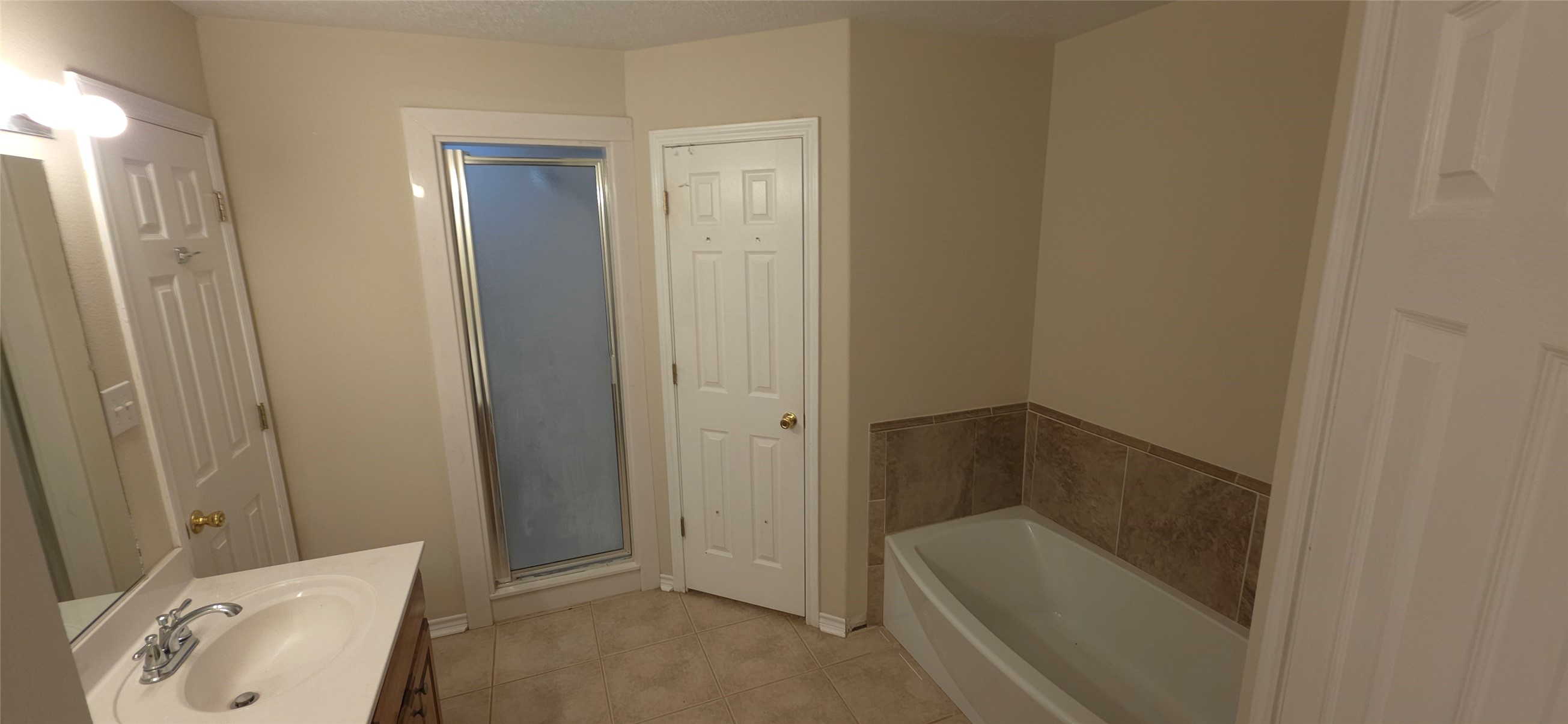 215 Bridgeview Drive Onalaska, TX 77360 - Photo 14 of 29 a bathroom with a tub and sink