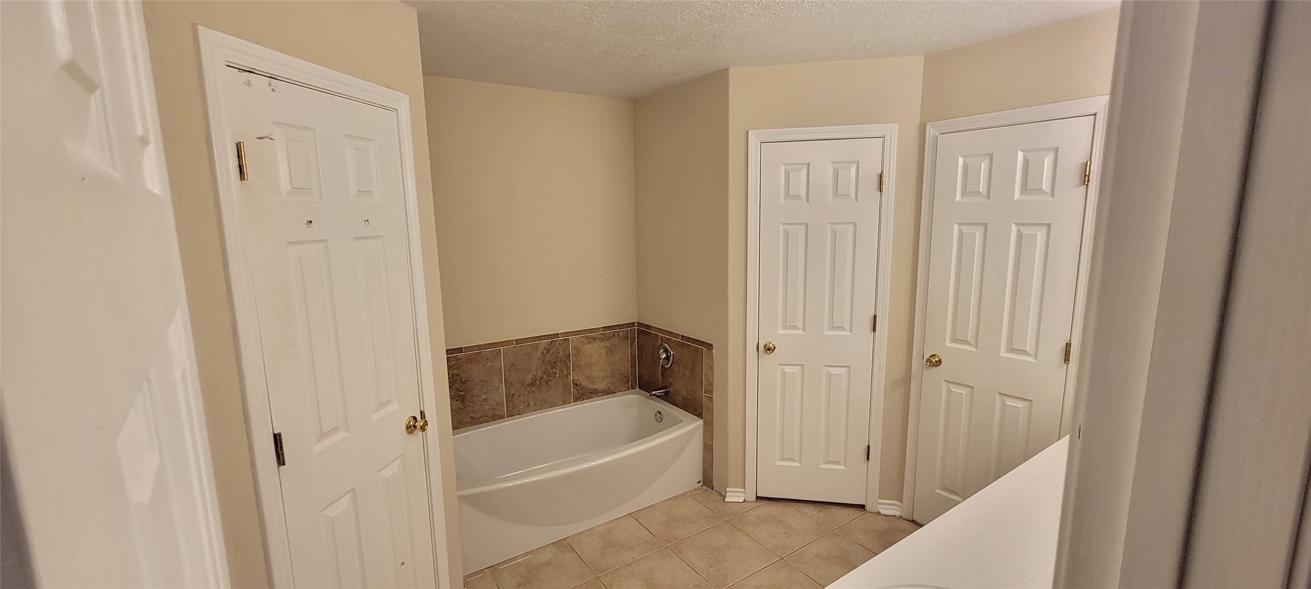 215 Bridgeview Drive Onalaska, TX 77360 - Photo 16 of 29 a bathroom with a bathtub