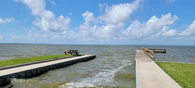 $229,900 | 215 Bridgeview Drive, Onalaska, TX 77360