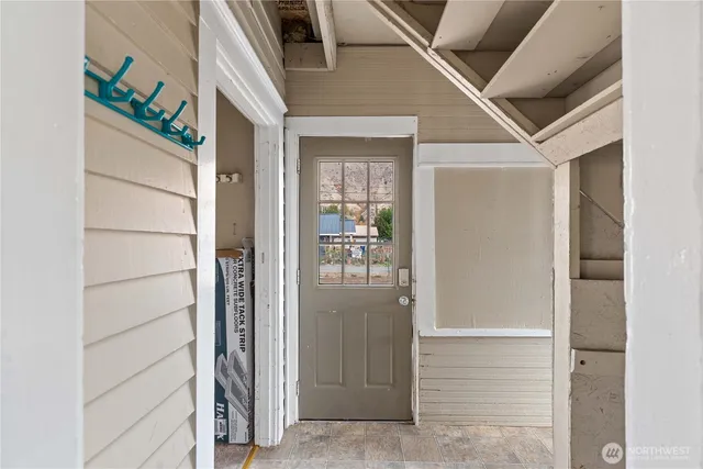 a view of an entryway of the house