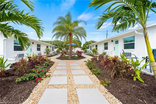 a view of outdoor space yard and porch