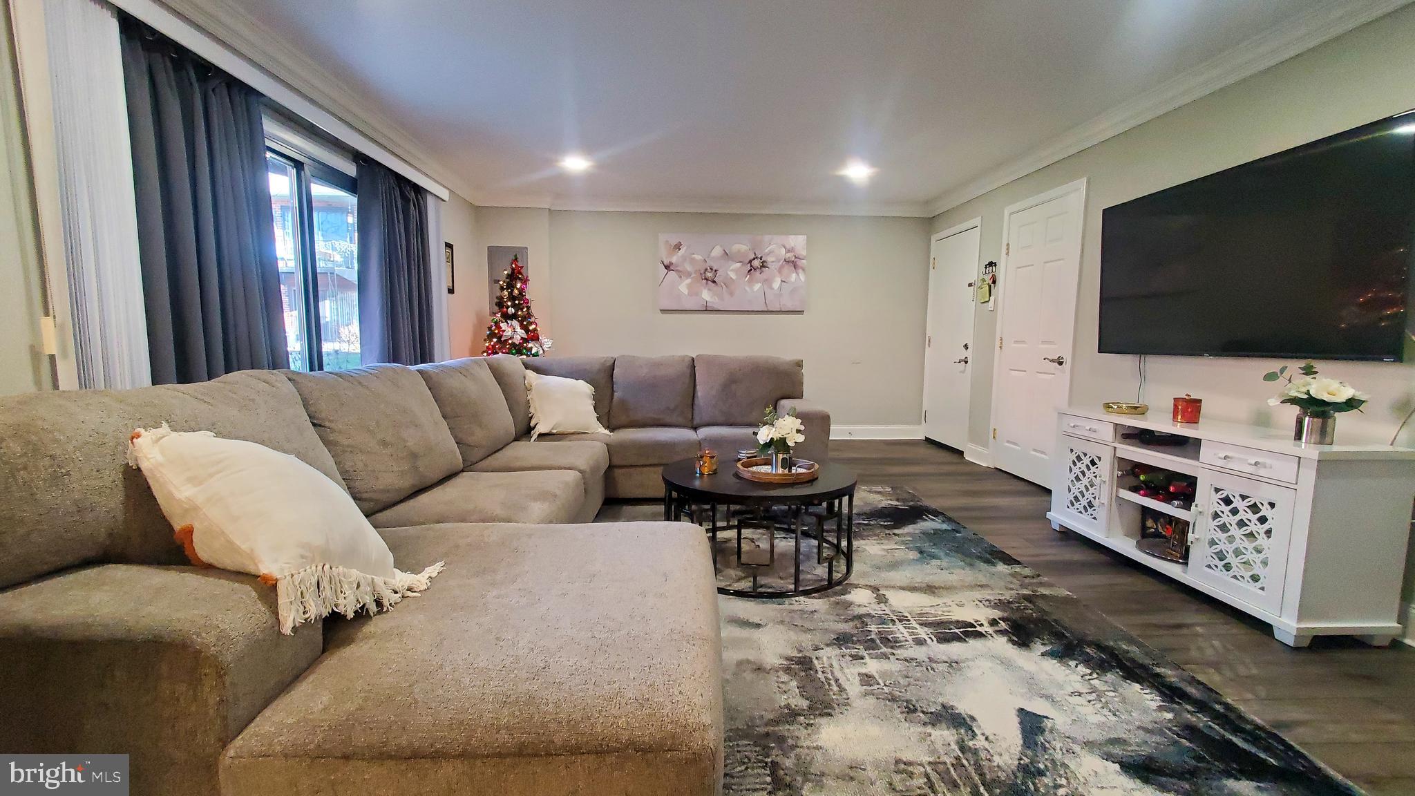 1 Lawrence Road, Unit M1B Broomall, PA 19008 - Photo 4 of 17 Living Room